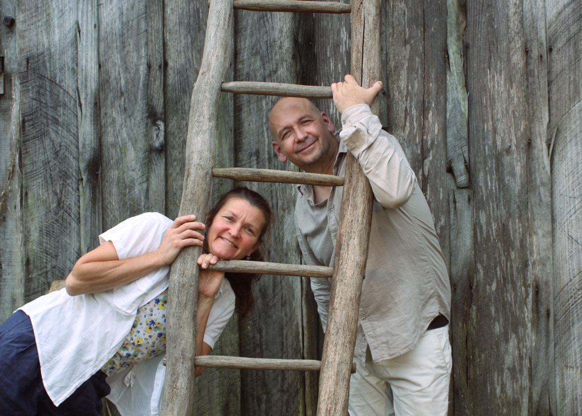 Le duo realta - photo RSandra Laurence duo celtique chanteur-guitariste et chanteuse-flutiste devant un mur en pierres